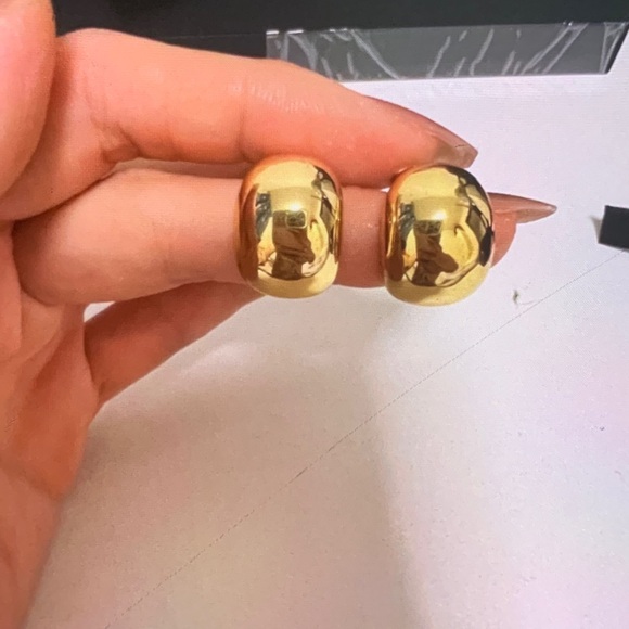 Elegant Gold Crescent Earrings - Picture 4 of 5